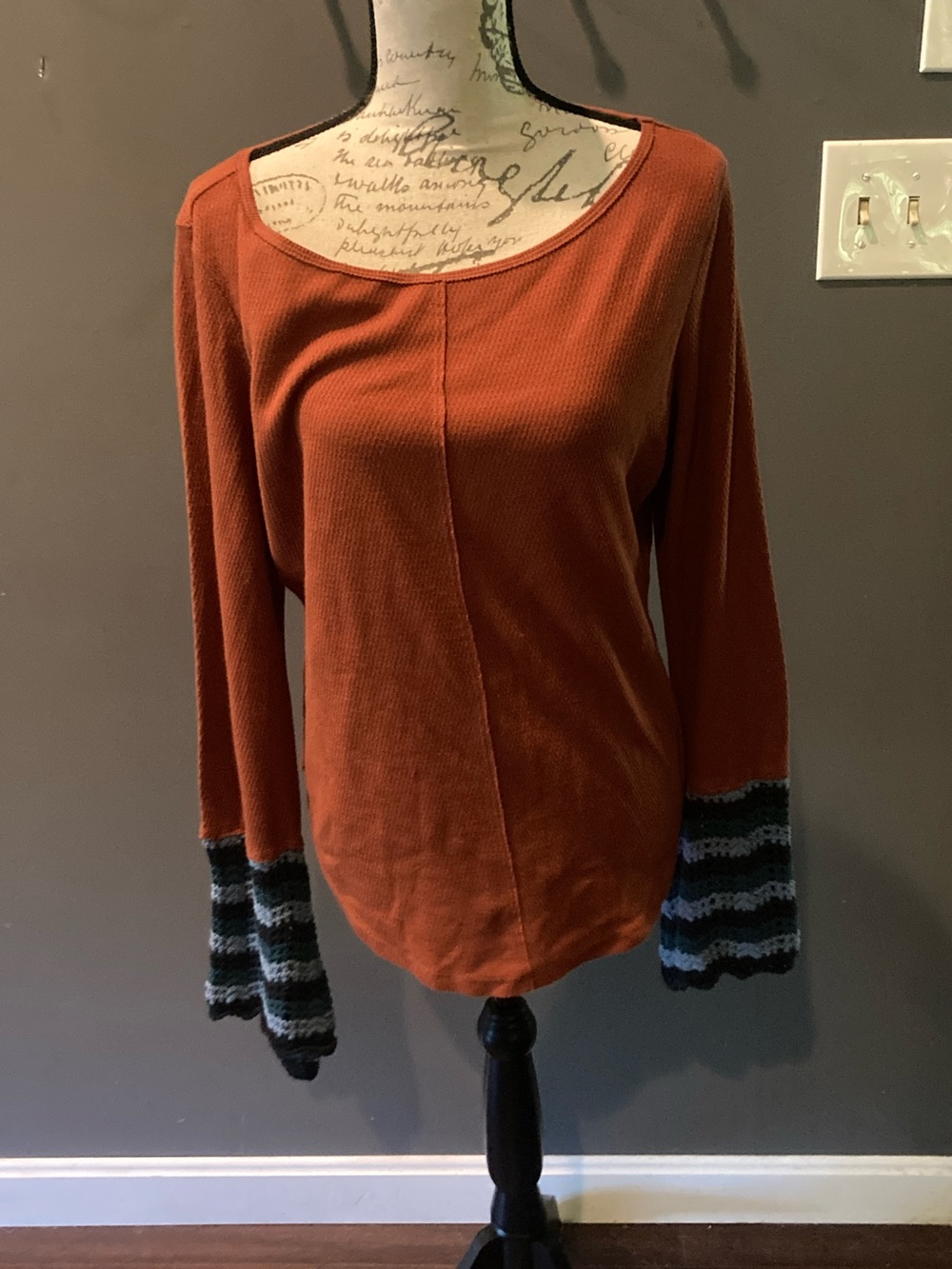 Anthropologie oversized rust thermal w/beautiful crochet bell sleeve EUC